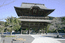 San-mon – главные ворота Kencho-ji, построены в 1774 г. Табличка на втором ярусе храма написана Императором Gofukakusa (1243-1304).
