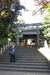 Ворота Torii перед входом в святилище рядом со зданием JPC-SED в районе Shibuya.