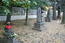 Памятники во дворе храма Kaneiji. Крайний справа - на могиле священника Jikai.