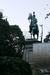 Памятник принцу Komatsu. Справа от него видны летящие в небе три птицы, а слева от него на ветвях дерева сидит ворон. Парк Уэно - это пристанище множества водоплавающих птиц, а также крупных воронов.