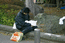 Трогательная картина. Один из бомжей, обитающих в Уэно общается с лебедем, сидящим у него на коленях. Судя по их внешнему виду и выражавшимся эмоциям оба были крайне довольны этим общением.